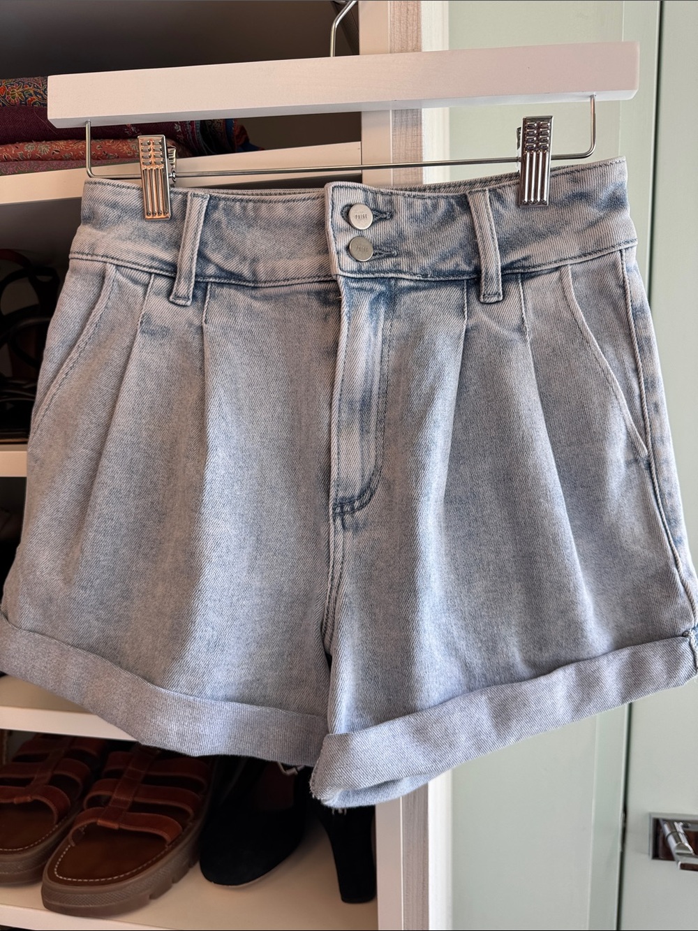 Paige Beth Short High-Waist Pleated Light Wash Denim Shorts Size 25